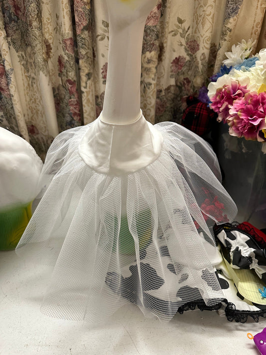 Cement/plastic goose petticoat