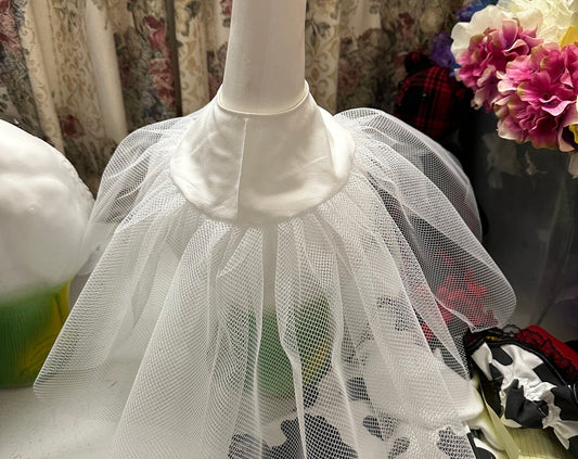 Cement/plastic goose petticoat